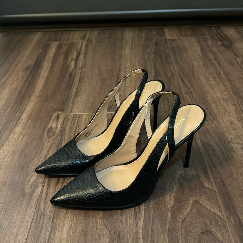 Black pointed toe snake skin heals
